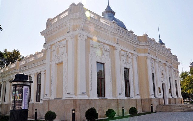 kukla-teatri-movsumu-bagladi