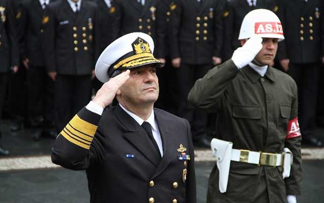 -girov-goturulen-donanma-komandiri-azad-edildi