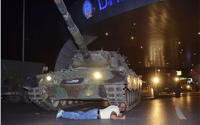 tankin-qarsisina-uzanan-danisdi