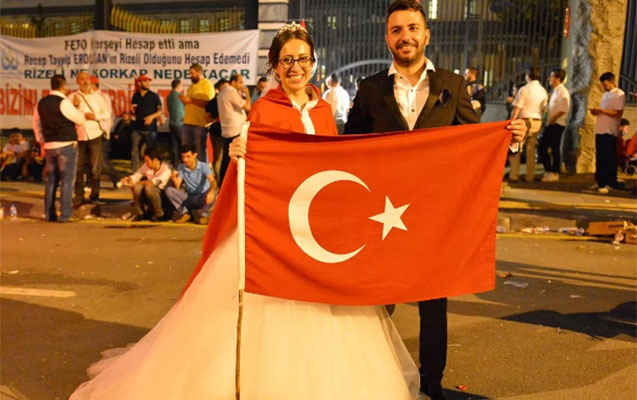 turkiyede-beyle-gelin-xalqa-destek-oldu