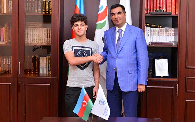 -elmar-qasimov-banm-i-secen-700-balli-abituriyentle-gorusdu