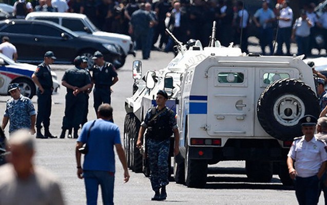 ermenistanda-zebt-olunmus-polis-binasinin-qarsisinda