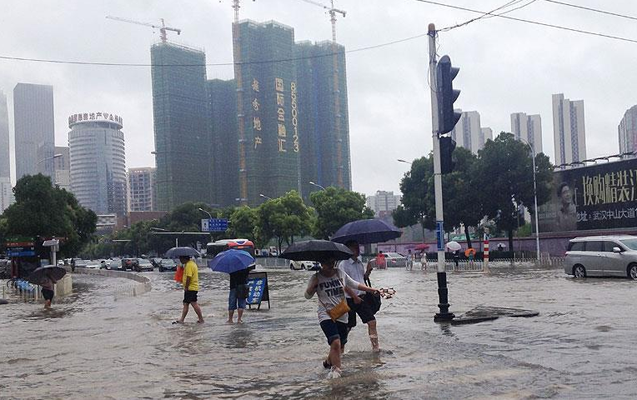 qadin-ondan-evvel-anasini-selden-xilas-eden-erinden-bosandi