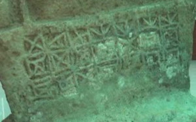 uzerinde-xususi-yazilar-olan-mezar-dasi-tapildi