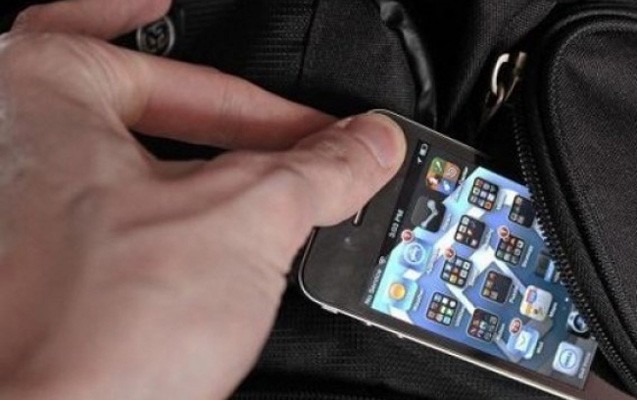 telefon-ogurlayan-qadin-saxlanilib