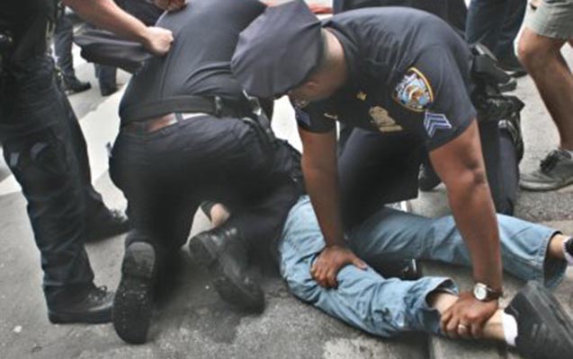 abs-da-polis-13-yasli-oglani-gulleledi