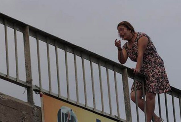 intihara-cehd-eden-qadini-polis-qurtardi