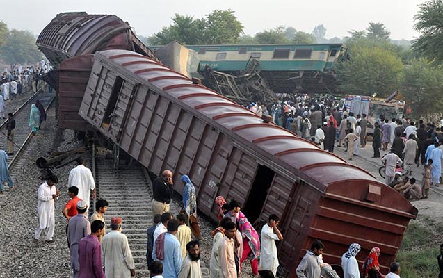 pakistanda-iki-qatar-toqqusdu