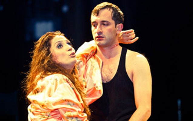 aktyor-iscini-doydu-qovuldu