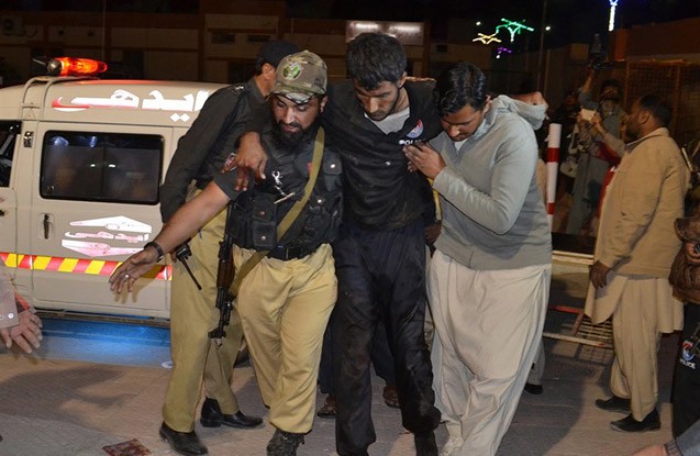 pakistanda-polis-kollecine-hucum