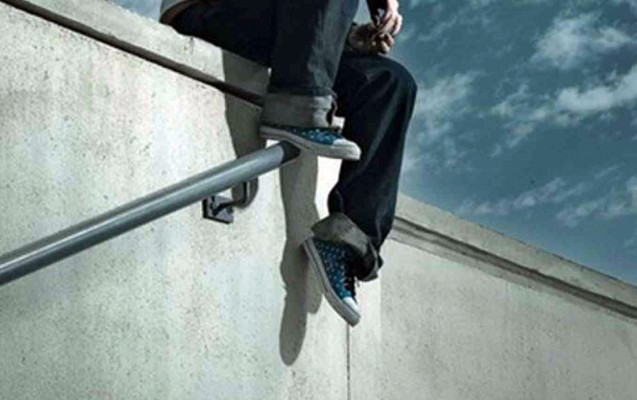 sagird-qizin-qapisina-mektub-qoyub-ozunu-oldurubmus-