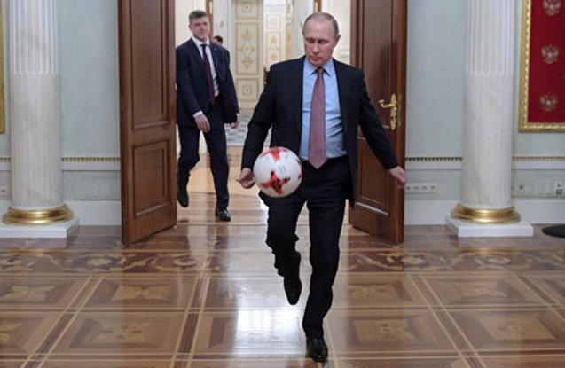 putin-kremlde-futbol-oynadi-