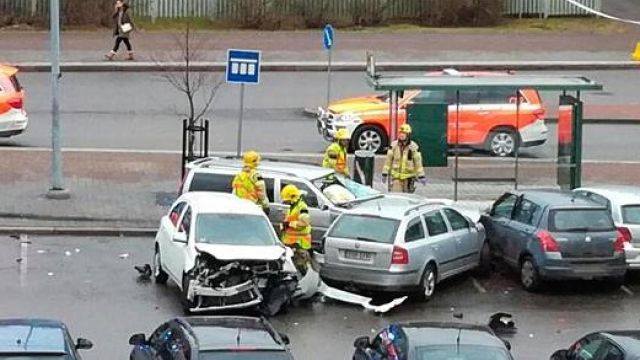 finlandiyada-avtomobil-izdihama-cirpildi