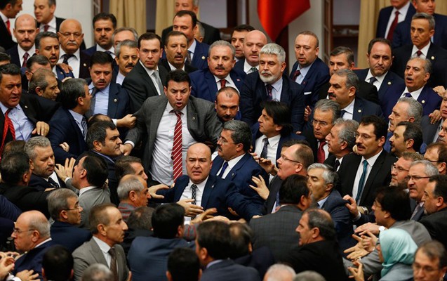 turkiye-parlamentinde-yumruq-davasi