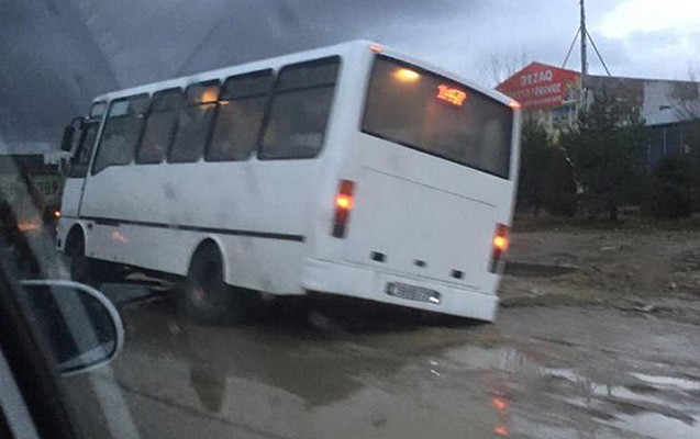 avtobus-bineqedide-quyuya-dusdu