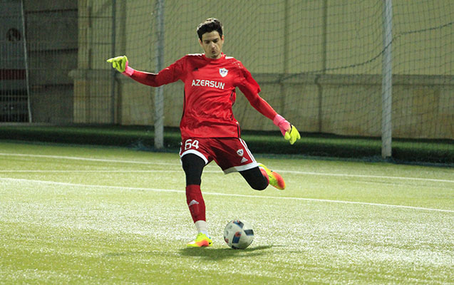qarabag-futbolcunu-icareye-verdi
