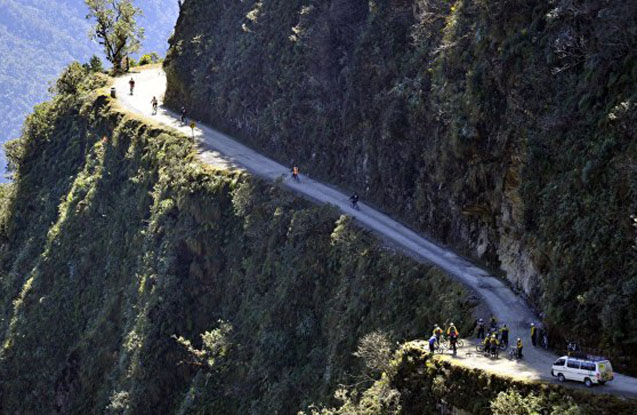 boliviyada-avtobus-qezasi