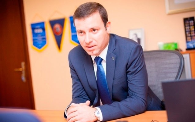 elxan-memmedov-uefa-prezidenti-ile-birlikde-deyirmi-masada