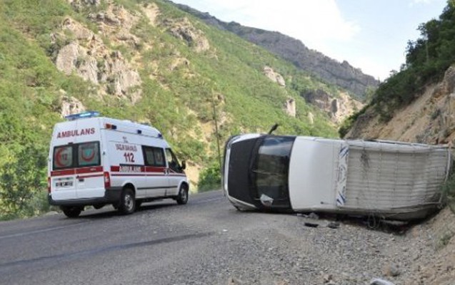 turkiyede-turistleri-dasiyan-avtobus-asdi-