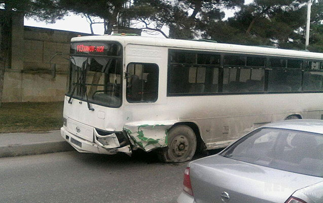 bakida-avtobusla-toyota-toqqusdu