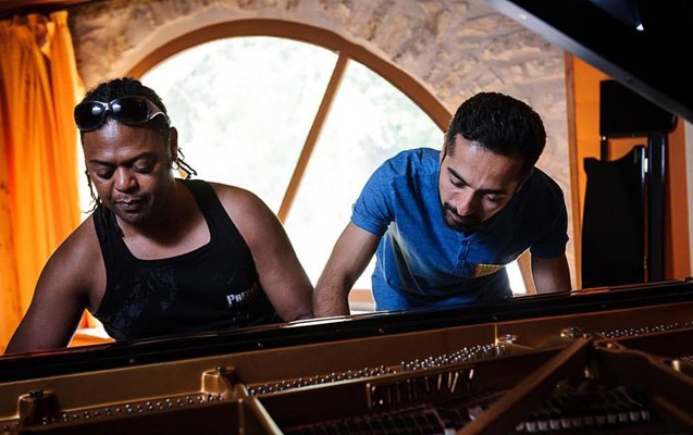 dunya-cazz-ulduzlari-sari-gelini-oxudu