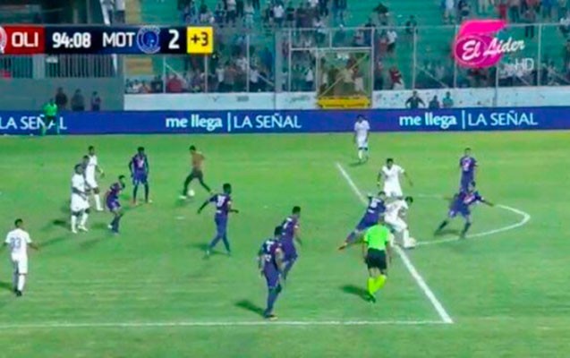 azarkesle-futbolcu-eyni-anda-qol-vurdu-hakim-saydi