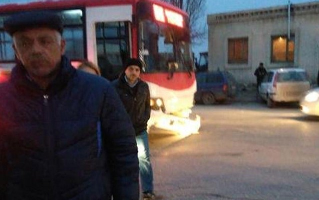 bakida-avtobus-masinla-toqqusdu