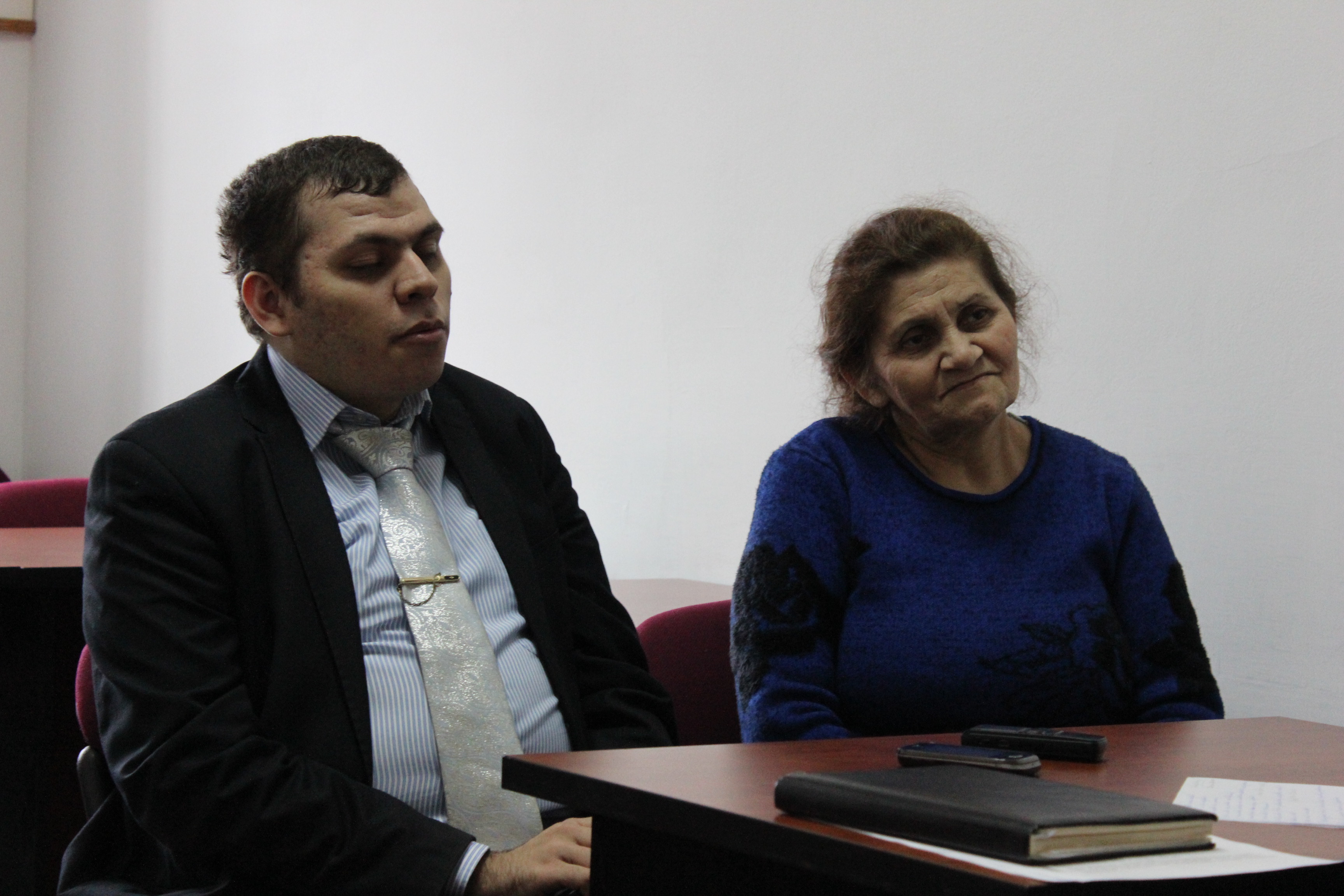 anam-kitabi-oxuyur-men-onun-sesini-diktofona-yazib-oyrenirem