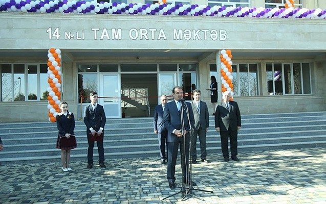 bakida-heykelini-goturseler-de-gencede-adina-mekteb-acdilar