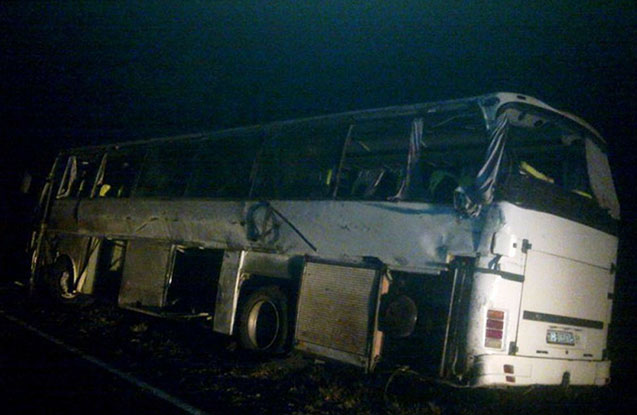 iki-avtobus-dereye-yuvarlandi