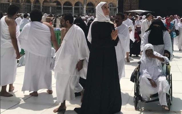 ebru-umre-ziyaretine-getdi