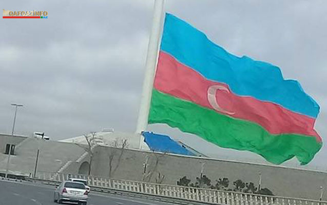 bayraq-meydanindaki-azerbaycan-bayragi-endirildi