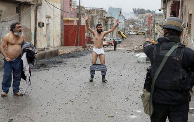 kisileri-soyundurub-yoxlayirlar-