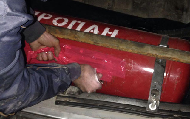 gomrukde-qaz-balonundan-xeyli-siqaret-cixdi