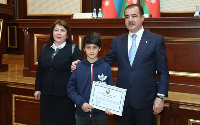 icra-bascisi-qadinlari-mukafatlandirdi