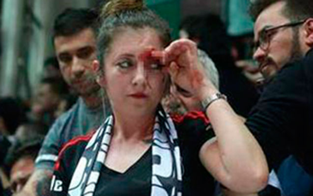 qadinlar-gununde-tribunada-doyulduler