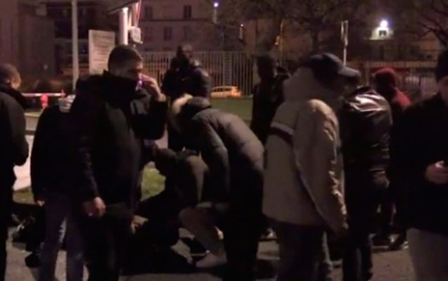 psj-li-futbolcu-barselonaya-meglubiyyete-gore-etiraz-eden-azarkesi-masinla-vurdu