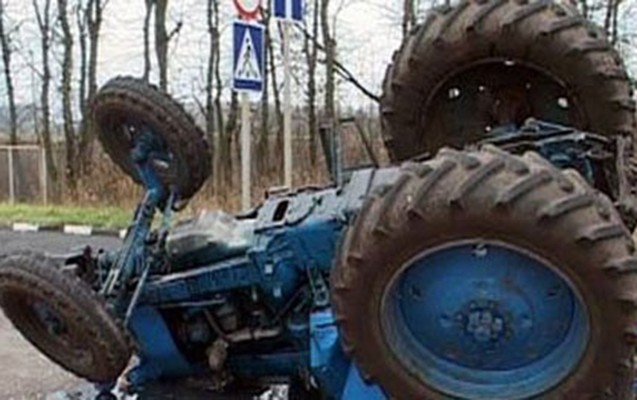 polisin-oglunu-traktor-vurdu
