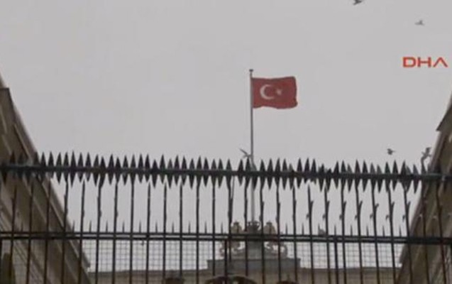 hollandiya-bayragi-cixarildi-yerine-turkiye-bayragi-vuruldu