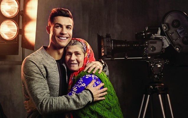 ronaldonu-reklama-ceken-turkiyeli-ummiye-xala