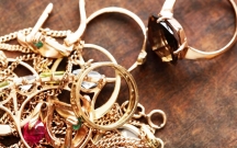 qonsusunun-qizillarini-talayib-satdi