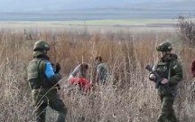 Sülhməramlılar ermənilərlə birlikdə üzüm bağı salır