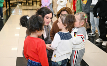 Mehriban Əliyeva qızı ilə körpələr evində