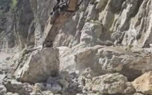Qubada qaya parçaları yola düşdü