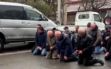 Qətlə görə diz çöküb üzr istədilər