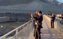 O sahili bu sahilə birləşdirən həmin körpü