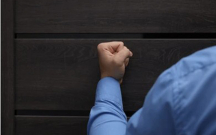 Gecə 2-də tanımadığı evin qapısını döydü