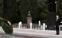 Prezident xanımı və qızı ilə Fəxri xiyabanı ziyarət etdi