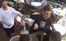 Kafedə dalaşanları ayırmaq istədi