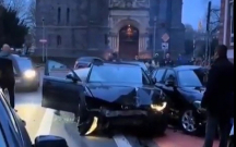 Almaniyada azərbaycanlı maşını dayanacağa çırpdı